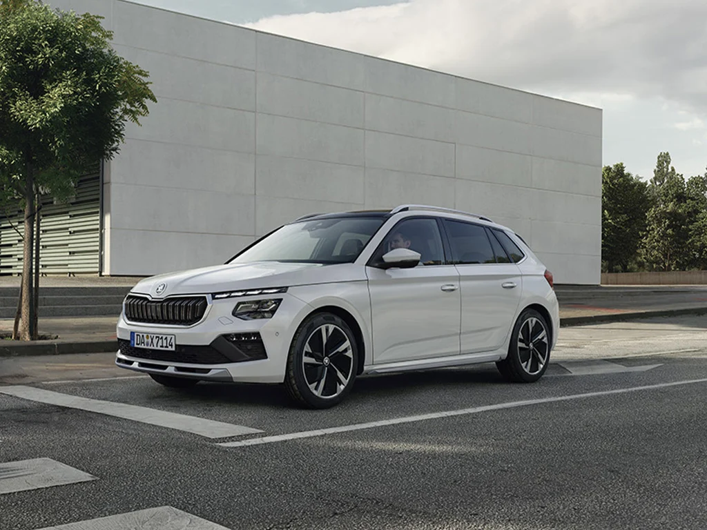 Kamiq Essence 1024x768 weißes Fahrzeug