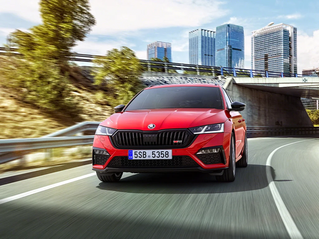 Octavia Combi RS 1024x768 rotes Fahrzeug