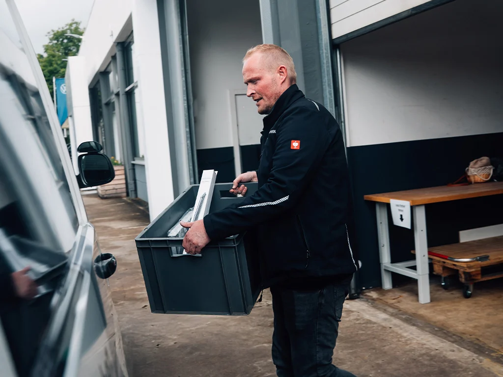 REIMERS NORA Mitarbeiter trägt Kiste