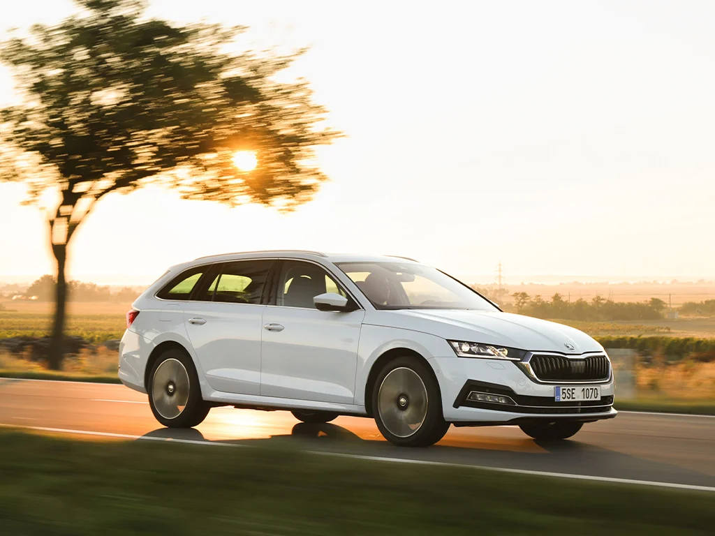Skoda Octavia Combi Essence 1024x768 weißes Fahrzeug