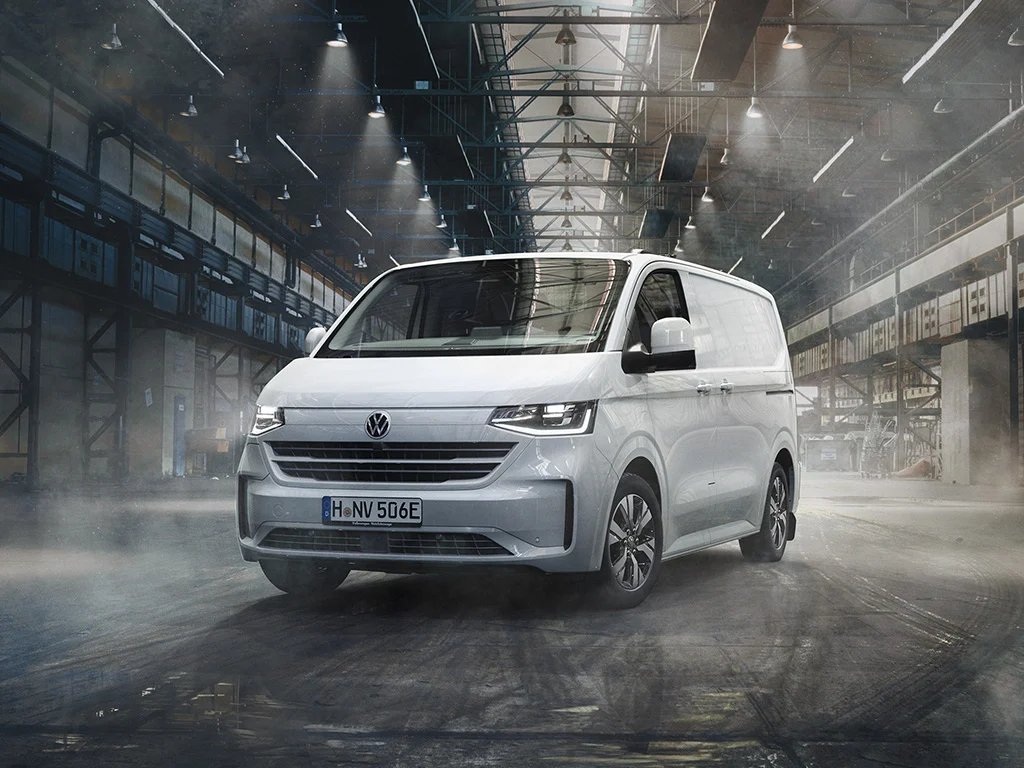 VW Transporter 1024x768 weißes Fahrzeug