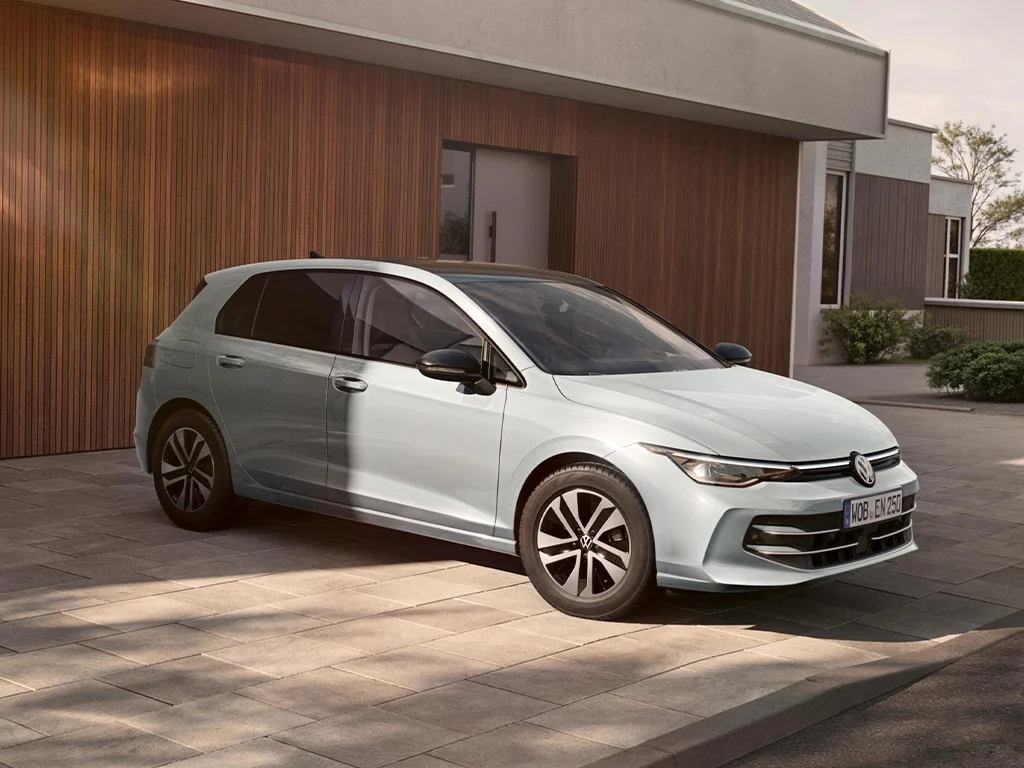Golf 1024x768 hellgraues Fahrzeug