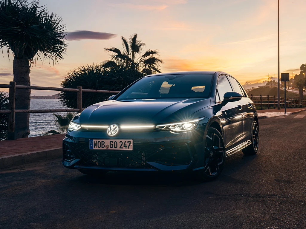 Golf R Line Aug 2025 1024x768 dunkelblaues fahrzeug im sonnenuntergang