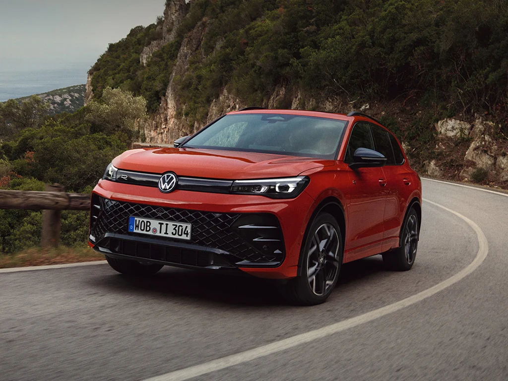 Tiguan R Line 1024x768 rotes Fahrzeug